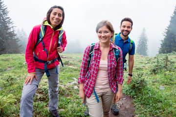 Gruppe von Wanderern, die in den Bergen wandern. 