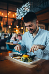 man eating lunch in restaurant