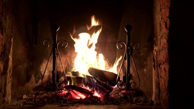 Chimenea con fuego encendido y chispeante 