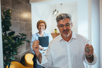 Obraz premium happy owner holding house keys