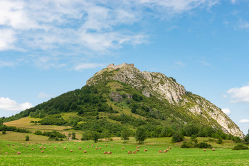 Naklejka premium France. Monségur. le chateau de Monségur e nhaut du pog, colline. the castle of Monségur at the top of the pog, hill.