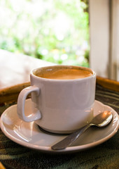 Taza de cafè con croissants.