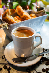 Taza de cafè con croissants.
