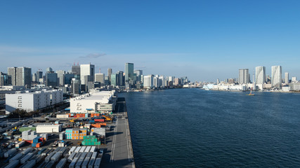 青空を背景にレインボーブリッジから見た東京湾岸