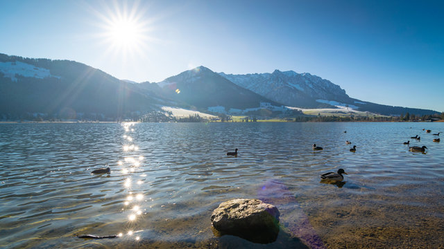 Die Sonne scheint &uuml;ber See und Berge - Walchsee im Winter