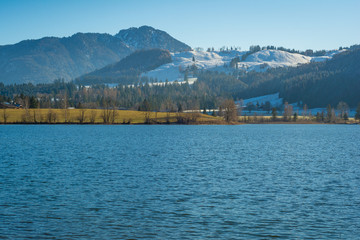 Berge am See in den Alpen - Walchsee im Winter
