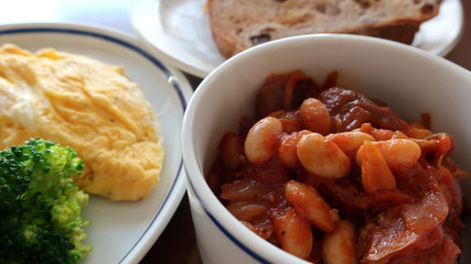 ポークビーンズとオムレツとパン