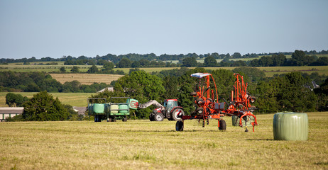 Machine agricole dans les champs de France.