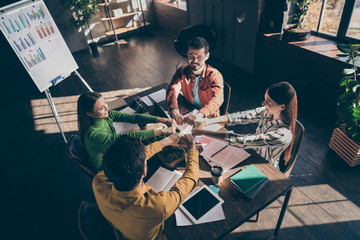 Top above high angle view photo of united smart team of developers building friendly relations inside the colleagues increasing their economical knowledge