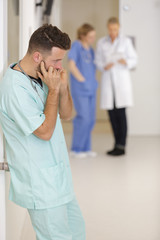 Obraz premium doctor taking a telephone call in hospital corridor