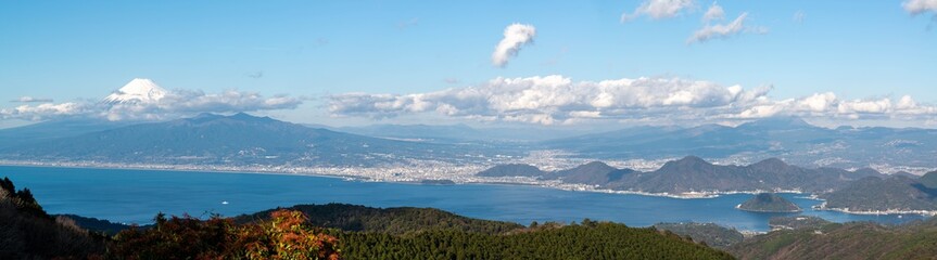 Fototapeta na wymiar 沼津湾と富士山の大パノラマ