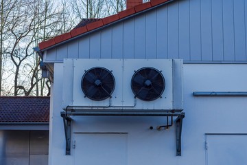 eine Klimaanlage an einem Gebäude