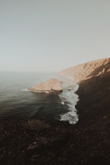 Costa con acantilados y roque natural en el mar en La Palma, Islas Canarias © Israel