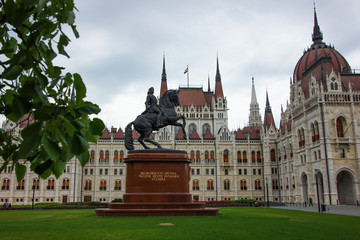 Naklejka premium Hungarian Parliament and horsman statue