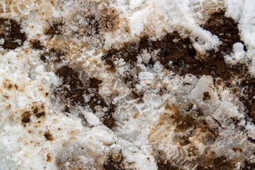 雪混じりの土