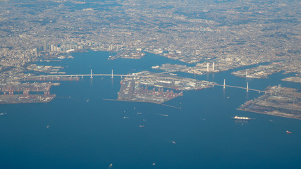 羽田空港に隣接する横浜港を一望