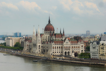 Obraz premium Widok węgierskiego parlamentu na Dunaj