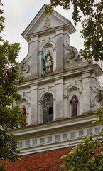Fototapeta na wymiar fasada małego kościoła osiemnastowiecznego w stylu neobarokowym
