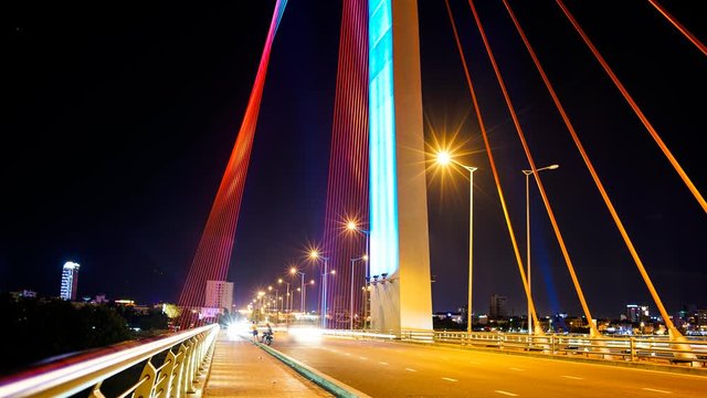 Timelapse du trafic de nuit sur un pont suspendu lumineux