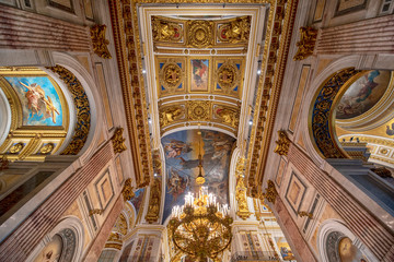 Fototapeta na wymiar Saint Petersburg, Russia - Inside interior of Saint Isaac's Cathedral or Isaakievskiy Sobor is the largest Russian Orthodox church (sobor). It is the largest orthodox basilica.