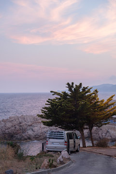 Furgoneta camper al atardecer