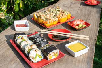 Montaje de sushi con luz de atardecer