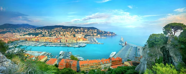 Afwasbaar Fotobehang Nice Panoramisch uitzicht op de oude haven van Nice. Nice, Frankrijk, Côte d& 39 Azur, Franse Rivièra