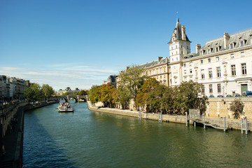 Obraz premium Castle and Seine river