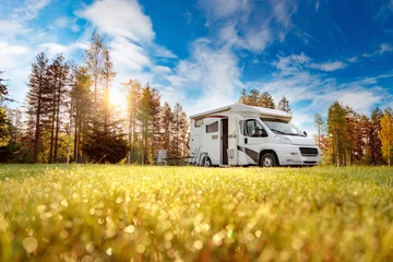 Crédence de cuisine en verre imprimé Camping Voyage de vacances en famille RV, voyage de vacances en camping-car