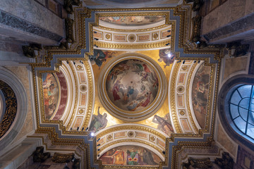 Fototapeta premium Saint Petersburg, Russia - Inside interior of Saint Isaac's Cathedral or Isaakievskiy Sobor is the largest Russian Orthodox church (sobor). It is the largest orthodox basilica.