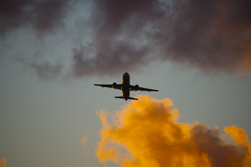 Flugzeug im Sonnenuntergang