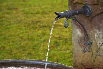 l'eau qui coule de la fontaine