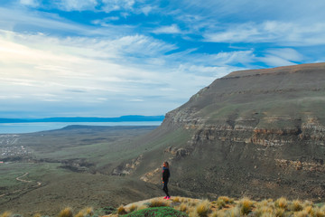 joven mujer contemplando paisaje treking  senderismo montañismo