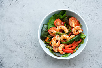 Grilled shrimp, tomatoes, carrots, red bell peppers and fresh romano salad