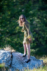 MODELLA CON ABITO ZEBRATO