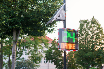 Geschwin­digkeits-Anzeige­gerät in einer 30er Zone