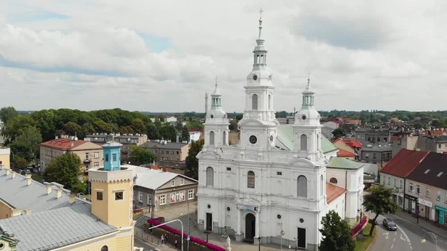 Widok na biały zabytkowy kości&oacute;ł w centrum miasta z lotu ptaka