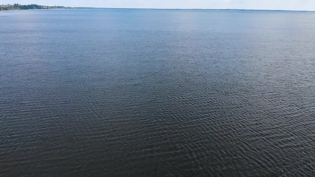 Morskie fale latem w pełnym słońcu z lotu ptaka