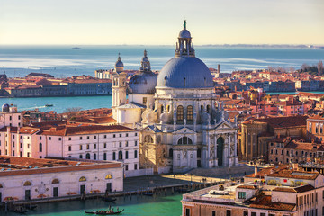 Fototapeta premium Widok z lotu ptaka na Canal Grande i Bazylikę Santa Maria della Salute, Wenecja, Włochy. Wenecja to popularna miejscowość turystyczna w Europie. Wenecja, Włochy.