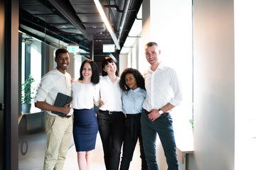 Obraz premium Cheerful business workers at workplace