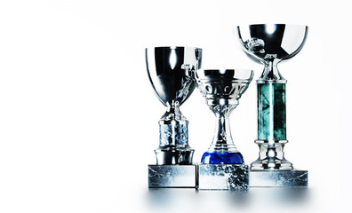 eine Gruppe Siegerpokale isoliert auf weiß