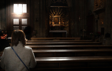 persona concentrada en una capilla