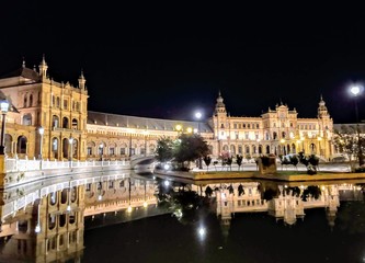 Fototapeta premium historic building lit up at night