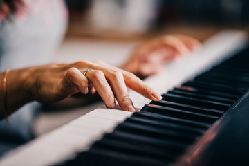 Obraz premium Close-up of a female pianist's hand elegantly playing the piano