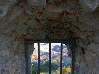 vista scenica da un arco nelle rovine a Tolfa, in Italia