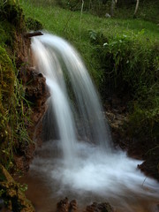 Obraz premium Soft waters running on rocks. Close-up of running water as a picture background