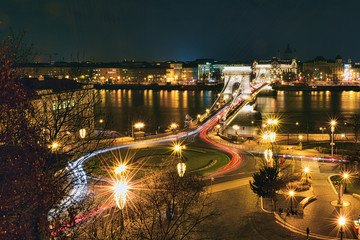Naklejka premium Széchenyi Chain Bridge illuminated at night in Budapest, Hungary