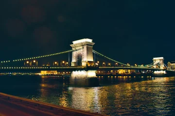 Photo sur Plexiglas Széchenyi lánchíd Széchenyi Chain Bridge illuminated at night in Budapest, Hungary