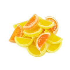 Fototapeta na wymiar Caramelle di gelatina colorate sotto forma di fette di limone e arancia isolati su sfondo bianco.