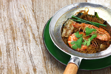 thai cuisine, steamed prawns with vermicelli in metal casserole pot, gung op wun sen © uckyo